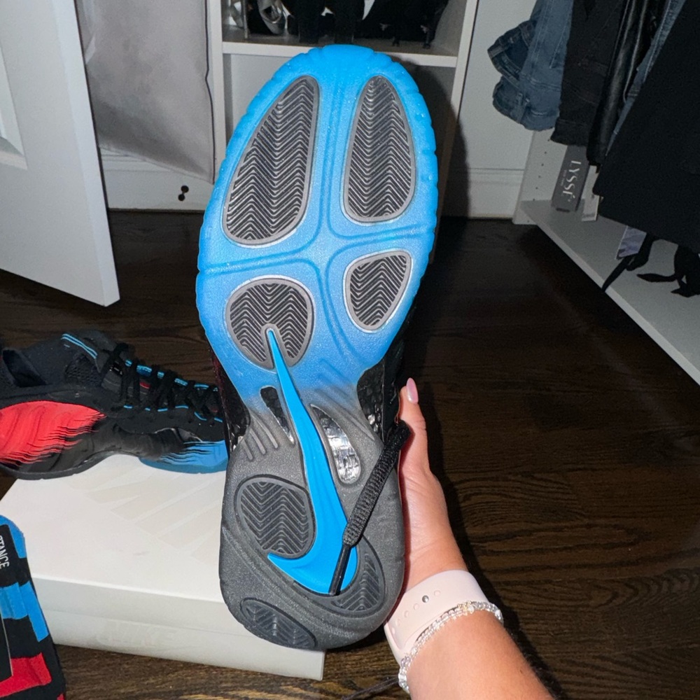 NWT AIR FOAMPOSITE PRO SPIDER-MAN WITH MATCHING SOCKS NWT NEVER USED - Picture 7 of 11